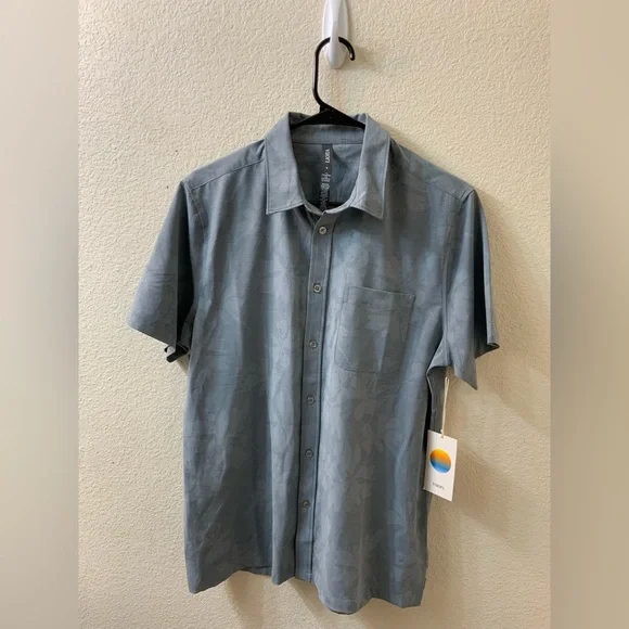 Nwt Vuori Short Sleeve Bridge Button Down Color: Dusty Blue Plumeria size M - Picture 6 of 8
